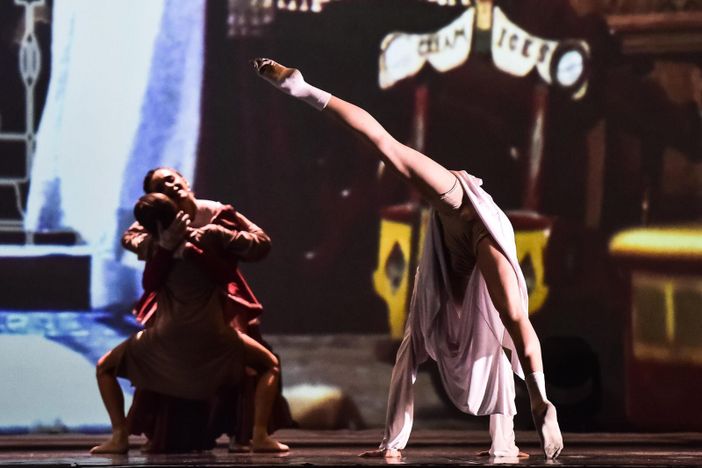 danzatori sul palcoscenico