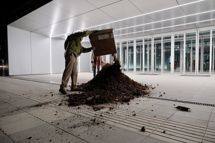 "Siamo ancora nella merda": gli Extinction Rebellion scaricano quintali di letame davanti al Grattacielo della Regione "Siamo ancora nella merda": gli Extinction Rebellion scaricano quintali di letame davanti al Grattacielo della Regione