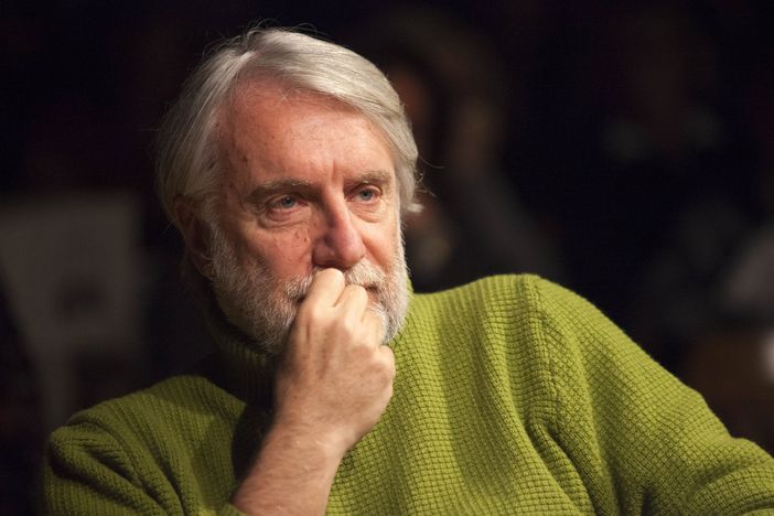 Paolo Crepet affronta il pubblico e dispensa i suoi consigli nello spettacolo "Prendetevi la luna"