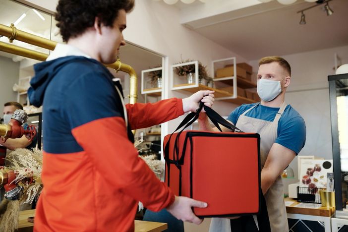 Enologia e settore del food: boom del delivery. Come garantire la sicurezza alimentare?
