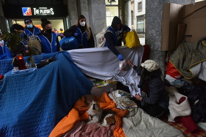 cibo e abiti per i senzatetto