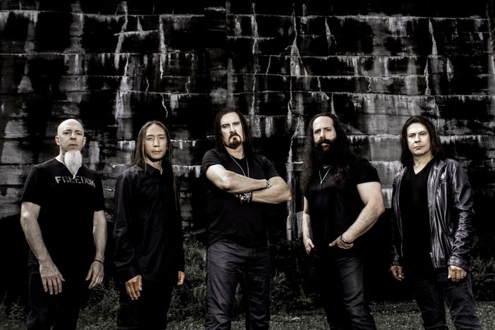 Serata metal al Gru Village: sabato il palco è tutto per i virtuosismi dei Dream Theater