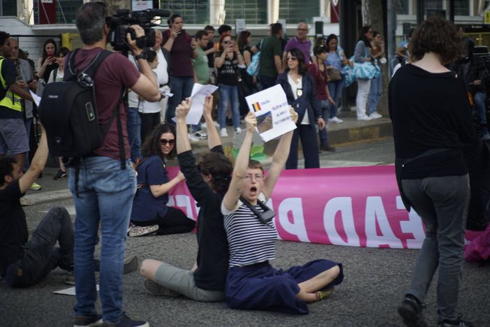 Eurovision, Extinction Rebellion bloccano il traffico davanti al Pala Olimpico: "Non ci sarà musica su un pianeta morto"