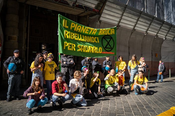 Extinction Rebellion, attiviste in presidio vestite da Minions davanti al Consiglio regionale: "Nulla per il clima"