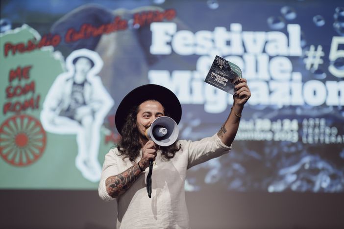 L'attivista Rašid Nikolić fa &quot;irruzione&quot; durante al Festival delle Migrazioni [VIDEO]