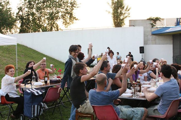 A Mirafiori i vicini preparano le orecchiette e gli anziani vanno alla festa in risciò