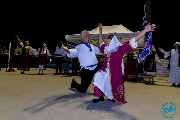 Moussaka, Ouzo e musiche tradizionali: la Grecia sbarca a Rivoli a ritmo di Sirtaki