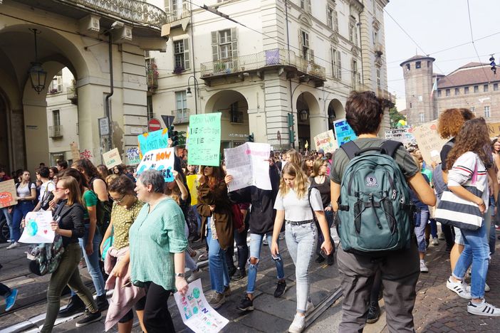 Fridays For Future venerdì in piazza contro il Black Friday: "Non comprate, no al consumismo eccessivo"