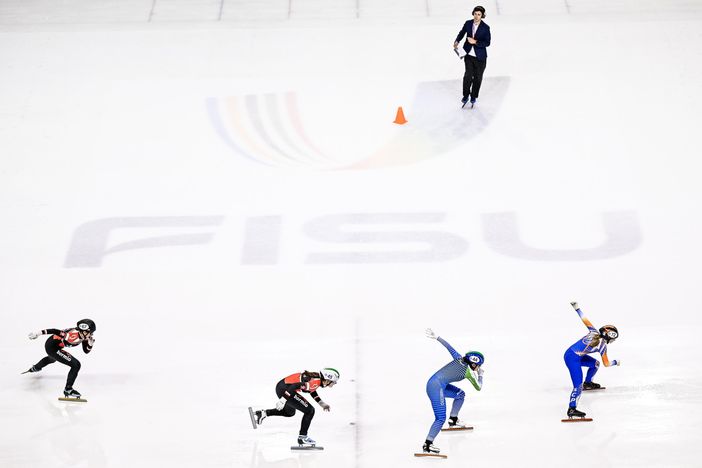 atleti che gareggiano sul ghiaccio atleti che gareggiano sul ghiaccio