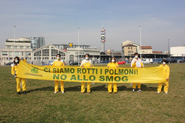 Il flash mob di Legambiente in piazza Baldissera, a Torino