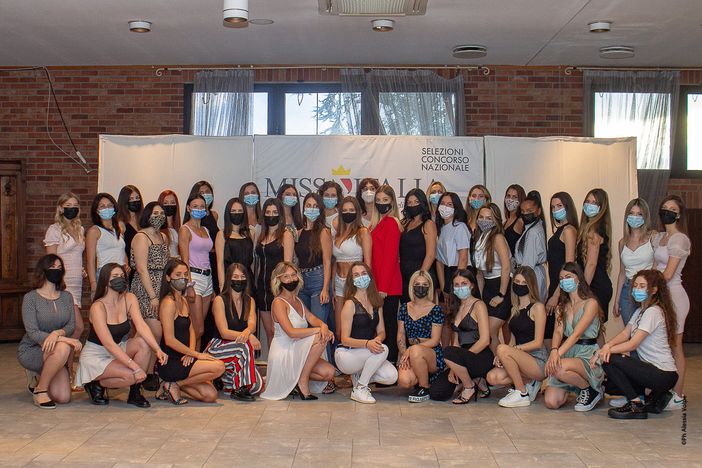 ragazze che partecipano a una selezione per un concorso di bellezza