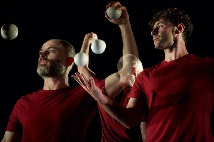 Giocoleria, danza e teatro fisico fanno volteggiare FLIC: a Torino arriva "Gibbon"