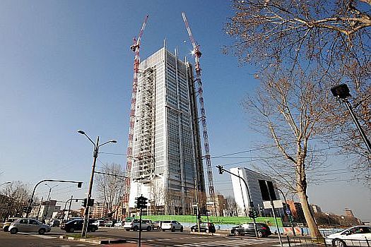 Il grattacielo di Intesa-Sanpaolo si illumina per le Festività