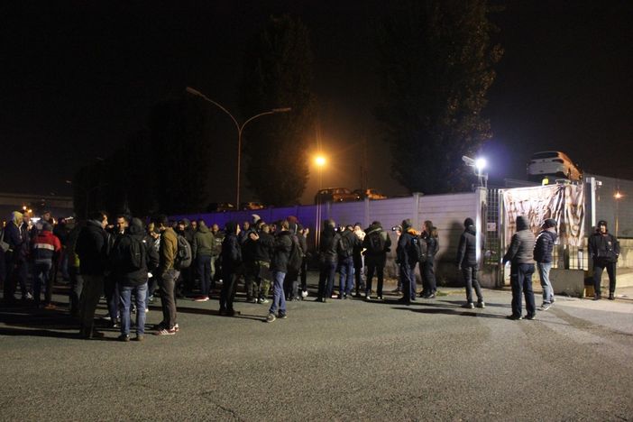 Green Pass obbligatorio, a Torino lavoratori fuori dalle fabbriche: “È un ricatto, abbiamo figli da sfamare" [FOTO e VIDEO]