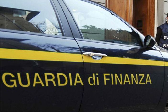 Torino, la Finanza sequestra oltre 15 tonnellate di filato acrilico destinato al confezionamento di false maglie in lana