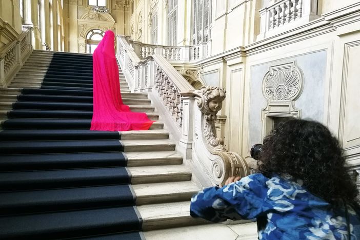 Il velo a Palazzo Madama, l’opera di Güler Ates anticipa l’Art Site Fest (FOTO) Il velo a Palazzo Madama, l’opera di Güler Ates anticipa l’Art Site Fest (FOTO)