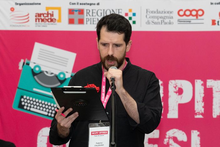 Federico Callegaro durante la lettura del suo incipit - credit Luisa Romussi per Ivrea Capitale del libro