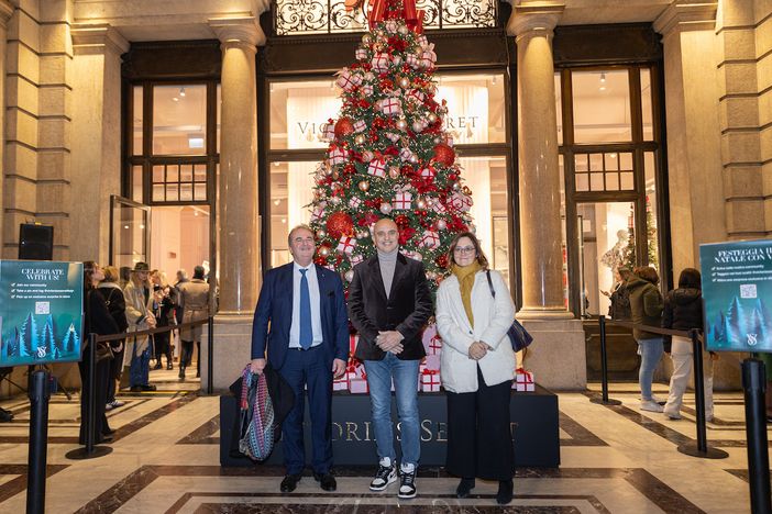 Victoria's Secret accende il suo albero di Natale in Galleria San Federico