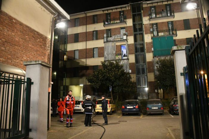 Brucia una palazzina in corso Grosseto, una donna intossicata