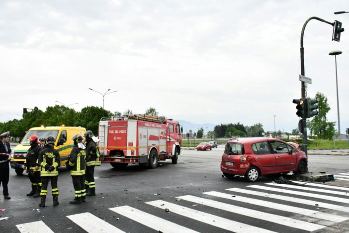 Incidente nel pomeriggio in via Molise a Torino, coinvolte tre vetture Incidente nel pomeriggio in via Molise a Torino, coinvolte tre vetture