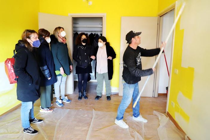 persone che ritinteggiano una casa