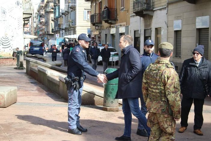 Lo Russo stringe la mano a un poliziotto