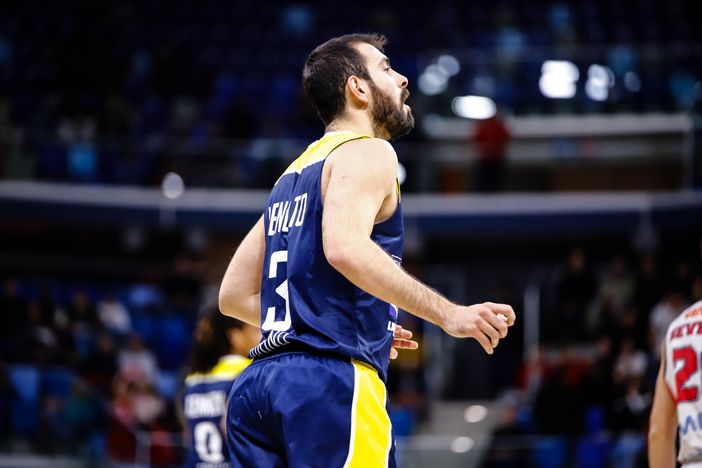 Giocatore di basket in allenamento