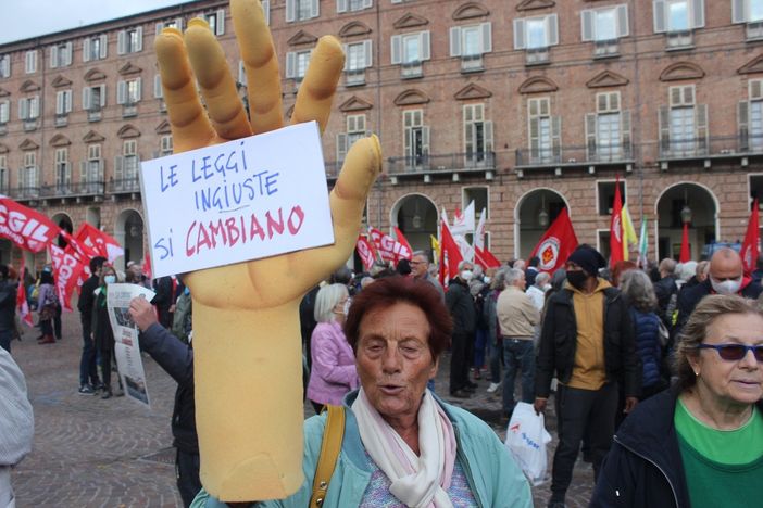 Torino scende in piazza per Mimmo Lucano: "Condannato per abuso di umanità" [FOTO]