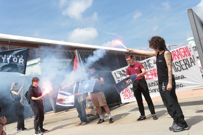 Bruciate le bandiere di Nato, Europa e Israele per contestare Draghi