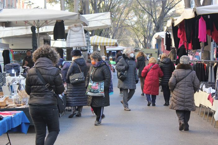persone con le mascherine nei mercati