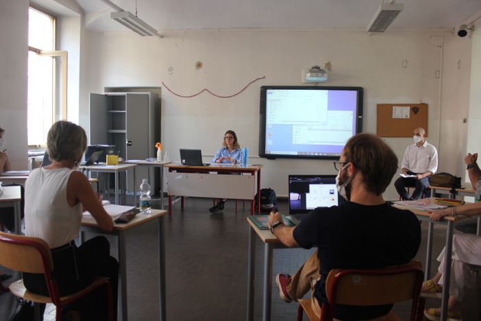 Corridoio scolastico con dispenser per gel igienizzante