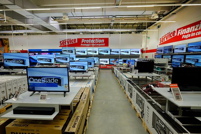 Entra da Mediaworld e nasconde un cellulare nella felpa: arrestato per tentato furto