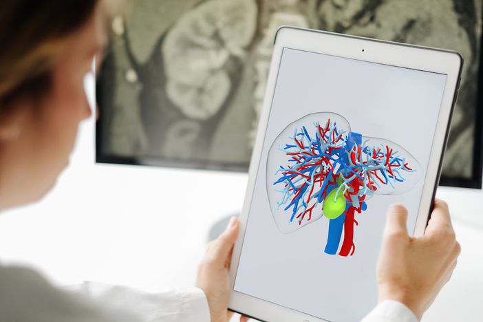 medico che osserva un'immagine medico che osserva un'immagine