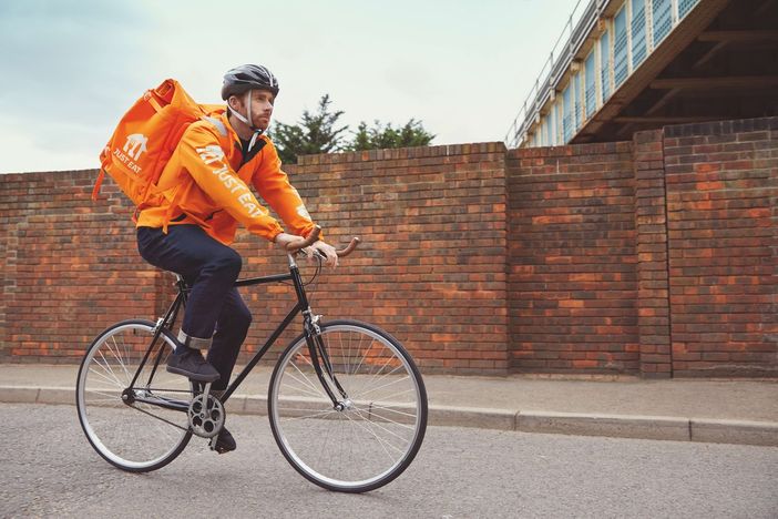 Con “Sosta rider” i circoli Arci offrono un aiuto e un riparo ai lavoratori delle consegne