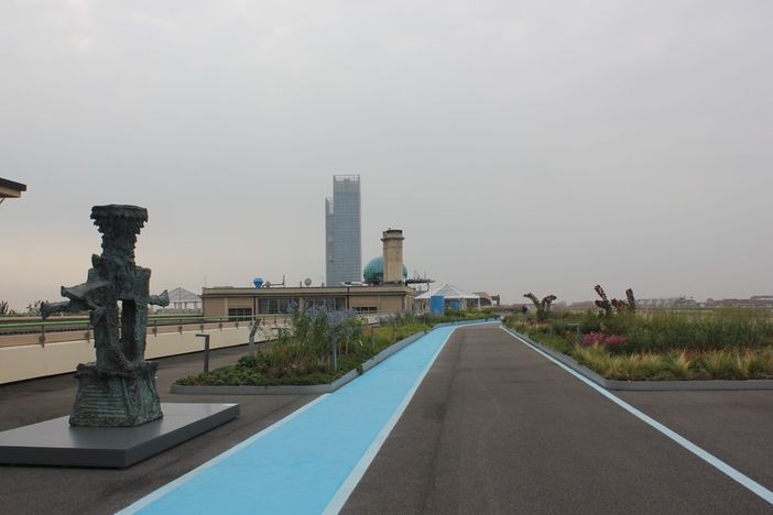 Lingotto, la pista del parco sospeso (per ora) chiude al pubblico. Ma prima si regala il finissage della mostra della Fondazione Meaght