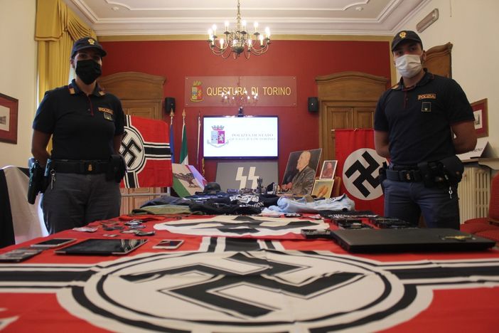 Stemmi e simboli nazisti in casa, frasi razziste nelle chat: denunciati sei militanti di estrema destra [FOTO E VIDEO]