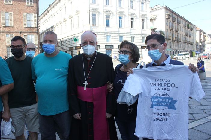 mons. nosiglia e operai embraco