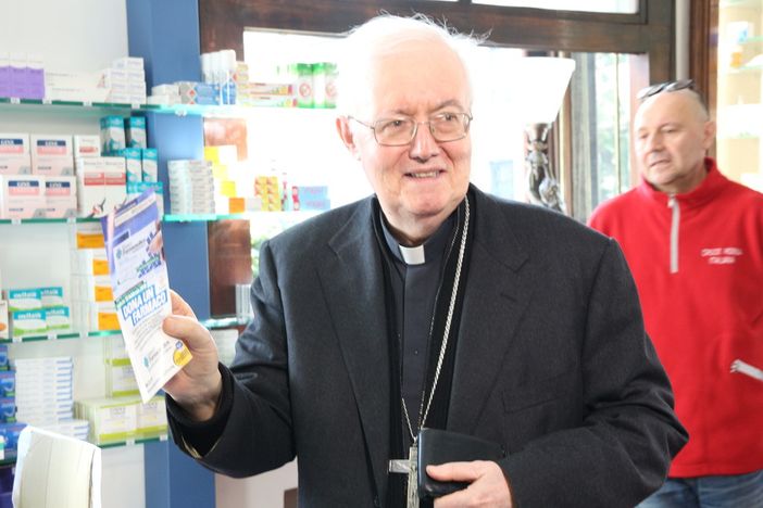 Cesare Nosiglia in farmacia
