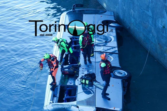 Autobus butta giù un muretto e finisce nel Po: morto l'autista Autobus butta giù un muretto e finisce nel Po: morto l'autista