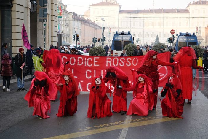"Ombre rosse" nel centro di Torino: Extinction Rebellion suona l'allarme su clima e ambiente "Ombre rosse" nel centro di Torino: Extinction Rebellion suona l'allarme su clima e ambiente