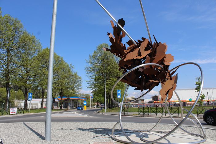 Installata al centro della rotonda tra corso Pastrengo e viale Certosa