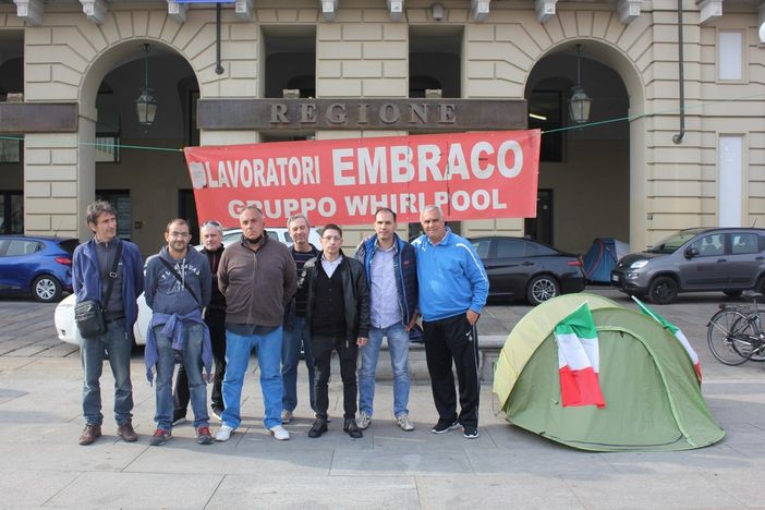 Operai Ex Embraco davanti alla Tenda del lavoro in piazza Castello