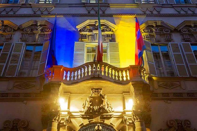 Palazzo Lascaris illuminato di giallo e blu per l'Ucraina