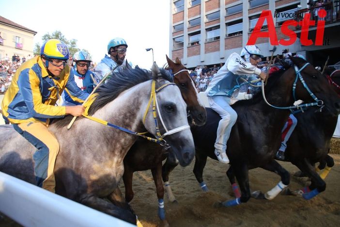 La Cattedrale vince un Palio atteso da 42 anni, Baldichieri vince con il cavallo scosso. I Comuni protestano. È stato il Palio delle emozioni [Fotogallery]