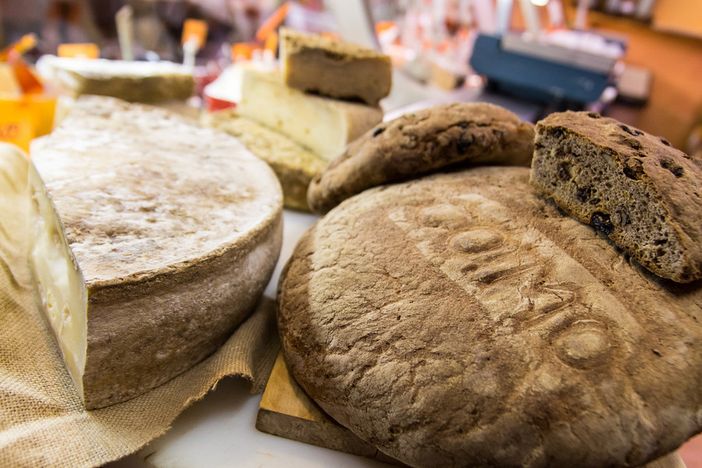 Curiosità dalle tavole di fuori provincia: chi conosce il pane nero di Coimo?