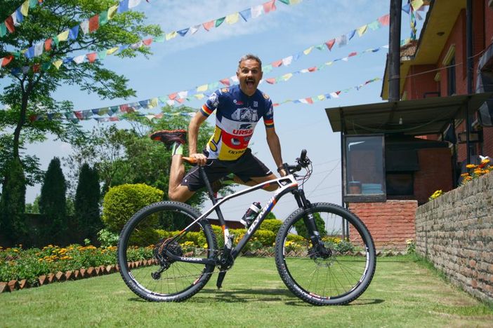 Il “Comicista” scende dall'Everest e porta a Torino il suo show a impatto zero