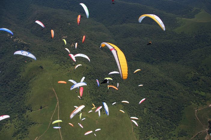 Spettacolo nei cieli del Torinese: sfrecciano i campioni del parapendio Spettacolo nei cieli del Torinese: sfrecciano i campioni del parapendio