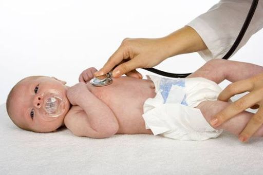 bambino visitato da un medico bambino visitato da un medico
