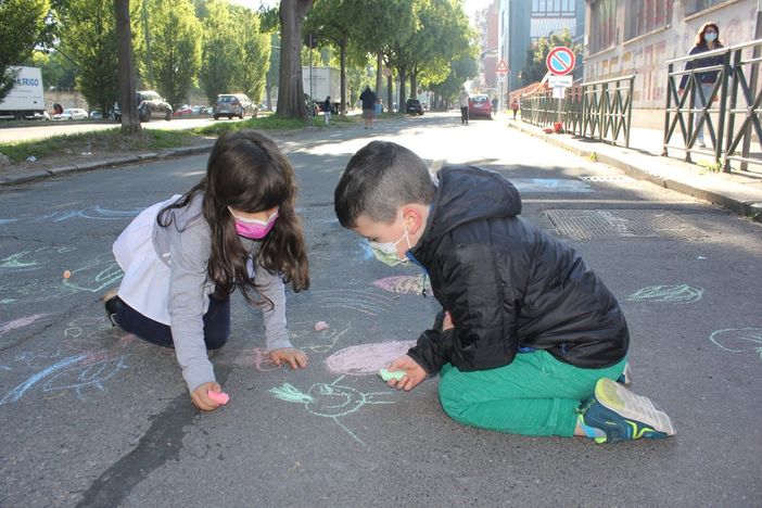 Via le auto, spazio ai bimbi: il M5s raccoglie firme per la pedonalizzazione alla scuola King [VIDEO e FOTO]