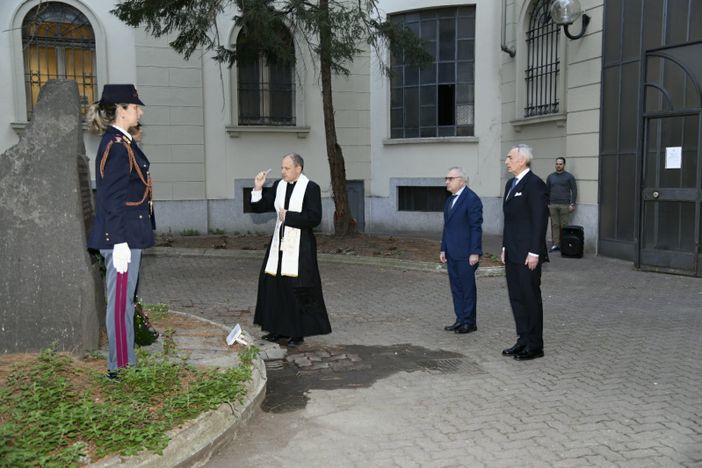 Deposta corona d’alloro al cippo dei Caduti nella lotta contro la criminalità e il terrorismo della polizia di Stato [VIDEO]